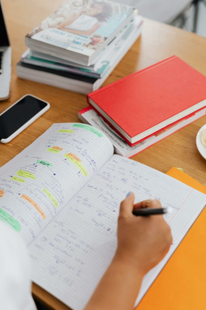 jeune au travail révision scolaire