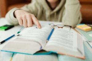 jeune au travail révision scolaire tu révises tes leçons