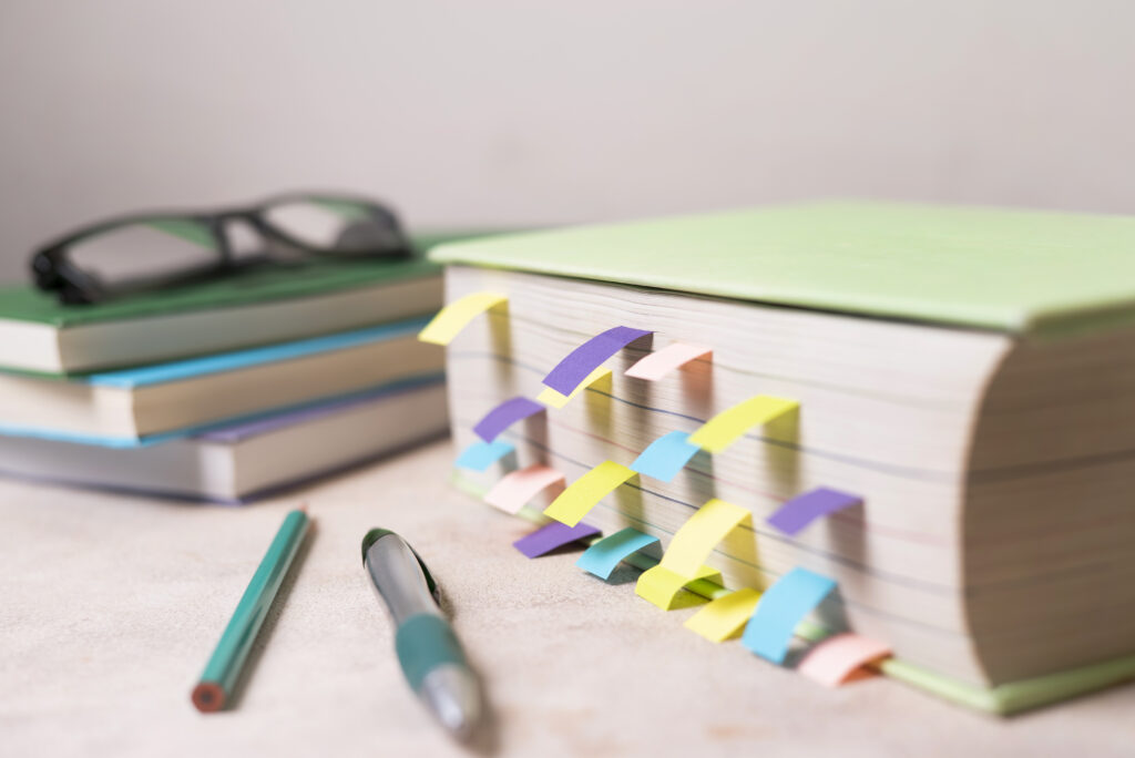 jeune au travail révision scolaire tu révises tes leçons